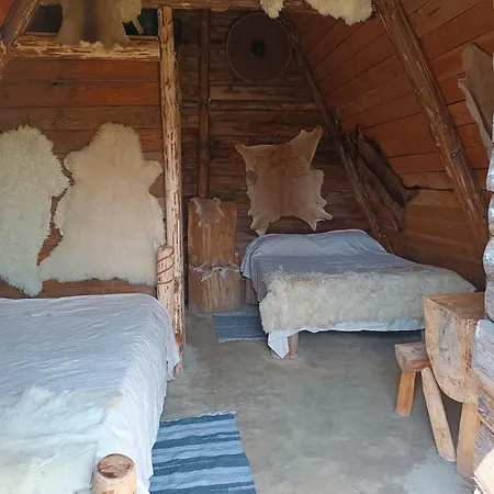 Hutte Viking * Pleine-Fougères